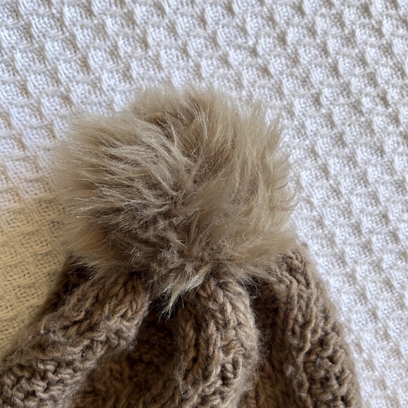 SOLD Beanie and Scarf 💛🤎 - Picture 3 of 6